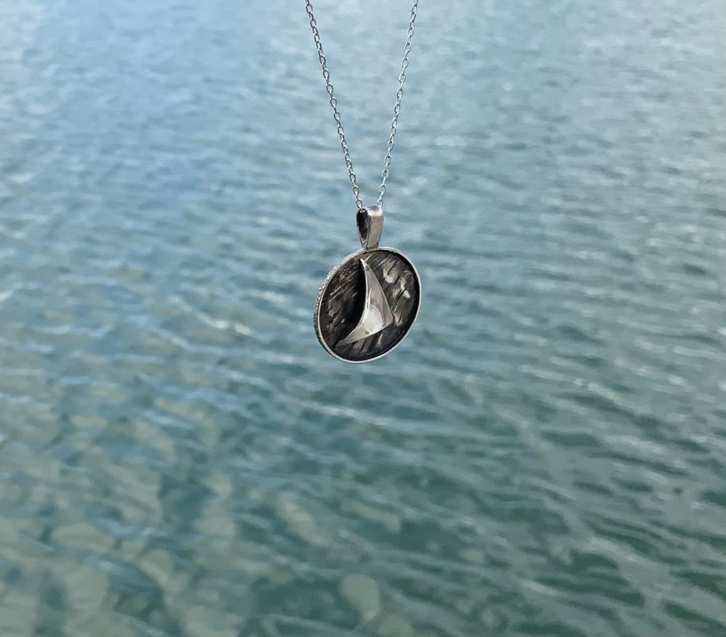 Round sailing pendant Into the Wind